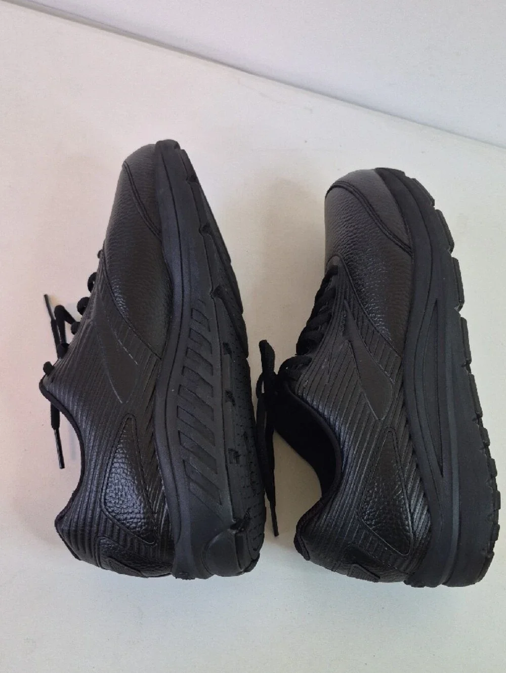 Brooks Men's All-Black Athletic Walking Shoes Size 9.5